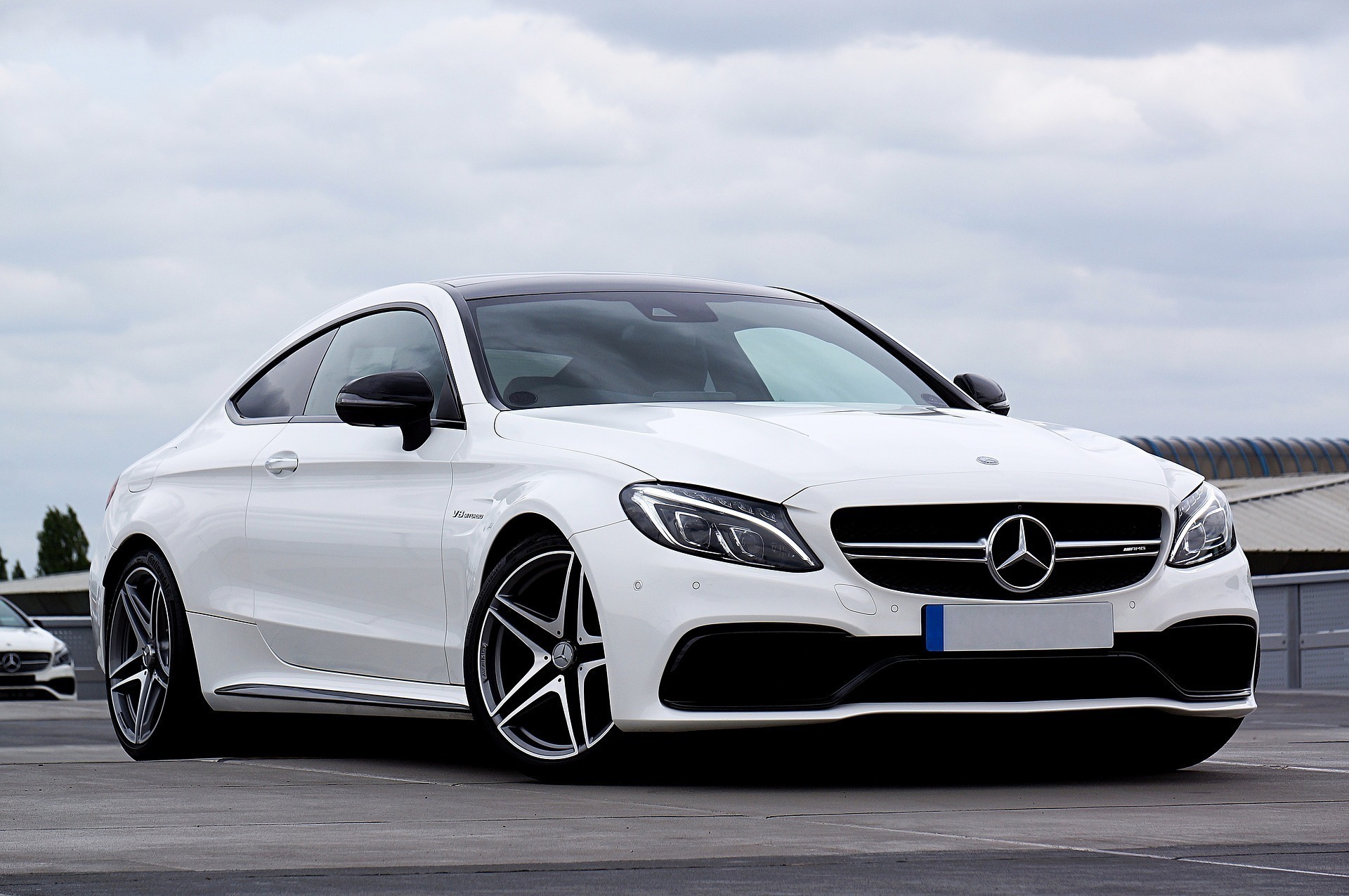 mercedes-benz-c-klasse-tinder.jpg Met deze luxe Mercedes krijg je sneller een date